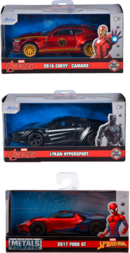 Trzy kolekcjonerskie auta Marvel: Iron Man Chevy Camaro, Black Panther Lykan, Spider-Man Ford GT w opakowaniach.