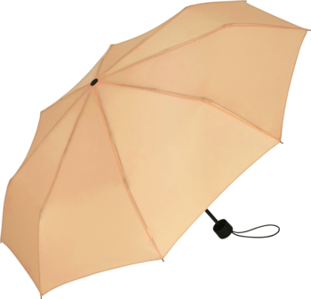 Otwarty, jasnobrzoskwiniowy parasol mini z widocznymi żebrami i rączką, na czarnym tle, widok pod lekkim kątem.