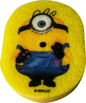 Żółta gąbka kąpielowa dla dzieci z wizerunkiem Minionka w niebieskich ogrodniczkach, widok z przodu.