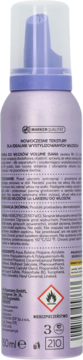 Tył fioletowej butelki Isana Pianki do włosów Volume, z polskimi napisami i ikonami ostrzegawczymi.