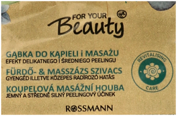 Fragment brązowego opakowania gąbki For Your Beauty Rossmann do kąpieli, z tekstem o efekcie peelingu.