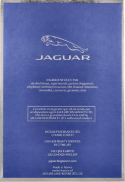 Tył niebieskiego opakowania męskiej wody toaletowej Jaguar Classic. Srebrne logo, skład i dane producenta.