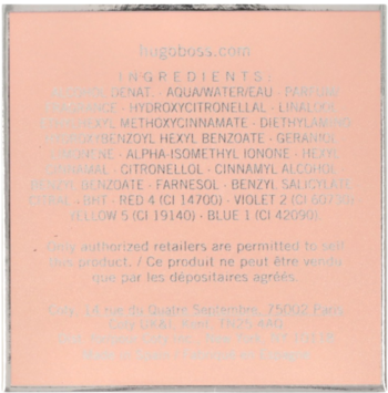 Perfumy Hugo Boss Femme, tył opakowania z białą listą składników na pastelowym, brzoskwiniowym tle.