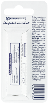 Tył biało-niebieskiego opakowania pomadki ochronnej z listą składników, kodem kreskowym i napisem "Świadomie zrównoważony".