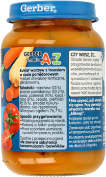 Tył szklanego słoika Gerber Bukiet warzyw z łososiem, z niebieską etykietą i listą składników na pomarańczowym tle.