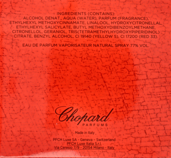 Tył czerwonego, teksturowanego opakowania perfum Chopard, z wyraźną listą składników, objętość 77% VOL.