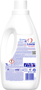 Tył białej butelki Lovela Odplamiacz 1L, z etykietą, kodem kreskowym i instrukcjami do dziecięcych ubranek.