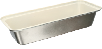 Metalowa podłużna forma do ciasta 30x13 cm z jasnym nieprzywierającym wnętrzem, widok pod kątem.