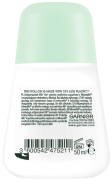 Tył białego roll-onu Garnier z zieloną nakrętką, informacją o 33% mniej plastiku, kodem kreskowym i 50ml.