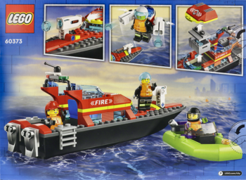 LEGO City zestaw 60373: czerwono-czarna łódź strażacka z figurkami i zielonym pontonem, na tle wody.