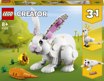 Zestaw LEGO Creator 3w1 Biały Królik 31153: duży biały królik z różowymi uszami, siedzi w trawie z marchewką.