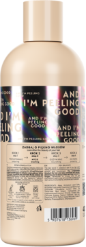 Tył beżowej butelki szamponu peelingującego do włosów z metaliczną etykietą i tekstem „I’M PEELING GOOD”.