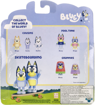 Tył opakowania z figurkami Bluey, prezentujący kolekcje: Kuzyni, Basen, Deskorolka, Babcie. Figurki Bluey i Bingo na deskorolce.