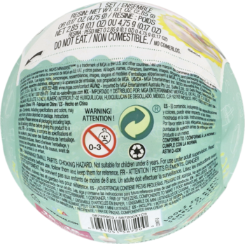 Tył białej, okrągłej kuli niespodzianki z zielono-niebieską etykietą, widoczne ostrzeżenia "DO NOT EAT" i symbole.