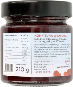 Tył szklanego słoika konfitury wiśniowej z etykietą, widoczne składniki (80% wiśni), wartości odżywcze i waga 210g.