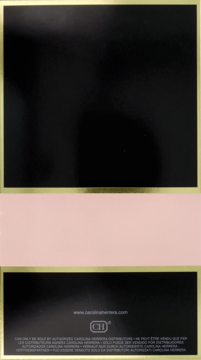 Pionowe ujęcie tyłu czarno-złotego opakowania perfum Carolina Herrera Good Girl Blush z różowym paskiem.