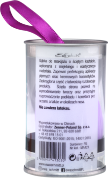 Tył przezroczystego opakowania fioletowej gąbki do makijażu o ściętym kształcie, z etykietą i purpurową wstążką.