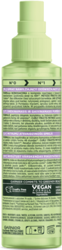 Tył zielonego sprayu Garnier Fructis Curls Method do włosów kręconych, z tekstem o składnikach i Vegan Formula.