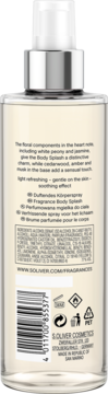 Tył przezroczystej butelki s.Oliver Fragrance Body Splash z białą etykietą, widoczny kod kreskowy i tekst.