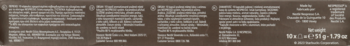 Ciemne, prostokątne opakowanie kawy Nespresso o smaku karmelowym z drobnym tekstem, widok frontalny.
