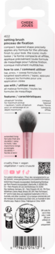 Real Techniques 402 Setting Brush, tył różowo-białego opakowania z opisem, kodem QR i pędzlem o puszystym włosiu.