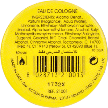 Żółty, okrągły spód flakonu Acqua di Parma Eau de Cologne, z listą składników, kodem kreskowym i ostrzeżeniami.