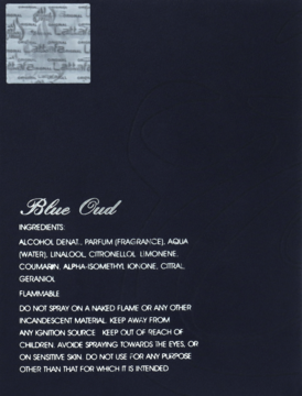 Tylna etykieta perfum Blue Oud w eleganckim ciemnoniebieskim opakowaniu, z białymi składnikami i ostrzeżeniami.