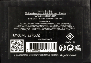 Etykieta z tyłu flakonu Atelier des Ors Bois Sikar 100ml, czarna z białymi napisami, składem i kodem QR.
