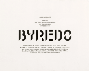 Tył opakowania perfum Byredo Eyes Closed, z czarnym logo Byredo i listą składników, na jasnym tle.