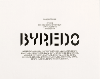 Etykieta Byredo w kolorze ecru z dużym czarnym logo i pełnym składem perfum, widok z góry.