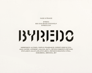 Etykieta Byredo Mixed Emotions z czarnym logiem i listą składników na jasnym tle, widok z bliska.