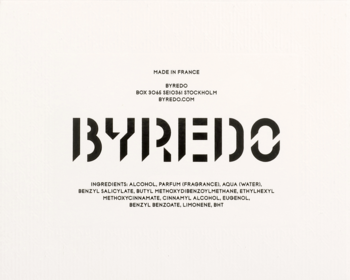 Minimalistyczne opakowanie perfum Byredo Velvet Haze, z czarnym logo Byredo i listą składników na białym tle.