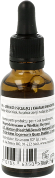 Tył brązowej butelki ME+ Serum złuszczającego z kwasami owocowymi, czarna pipeta, widoczna etykieta z opisem i kodem.