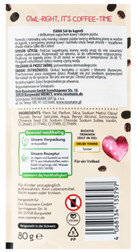 Tył saszetki soli do kąpieli Isana z kawą i jojobą, brązowa, z hasłem 'OWL-RIGHT, IT'S COFFEE-TIME'.