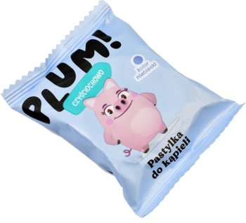 Jasnoniebieska pastylka do kąpieli Plum! w saszetce z różową świnką, napis „Kolor niebieski”, lekko pod kątem.