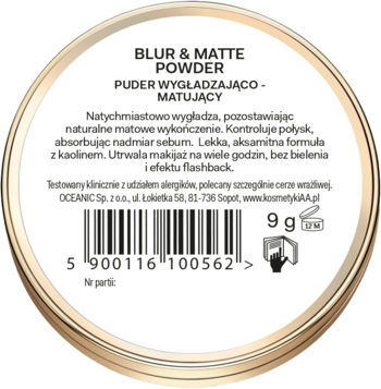 Tył okrągłego, złoto-beżowego opakowania wygładzająco-matującego pudru BLUR&MATTE. Widoczny kod i waga 9g.