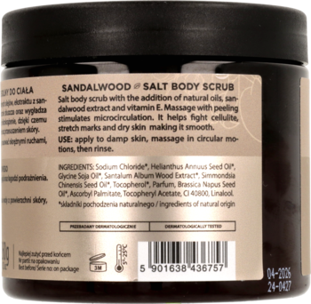 Tył czarnego słoika peelingu solnego Sandalwood z ekstraktem i składem, widoczny kod kreskowy.