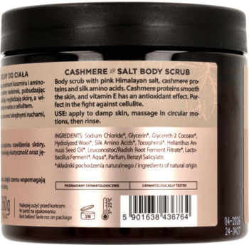 Czarny słoik peelingu Cashmere Salt do ciała, tył z etykietą ze składem (sól himalajska, kaszmir) i kodem EAN.