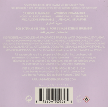 Tył lawendowego opakowania wody perfumowanej Ari by Ariana Grande, z drobnym tekstem, kodem kreskowym i ikonami.