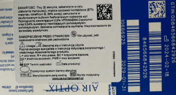 Tył niebiesko-białego opakowania miesięcznych soczewek kontaktowych Air Optix, widoczne daty ważności i kody.
