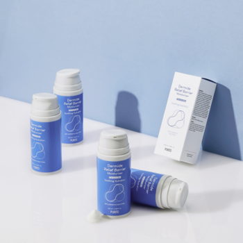 Krem nawilżający Ceramide Barrier w niebieskich butelkach z białą pompką, jeden z wyciśniętym kremem, obok białe pudełko na niebiesko-białym tle.