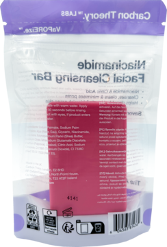 Tył przezroczystego opakowania mydła do twarzy Carbon Theory Niacinamide, z różową kostką w środku i odwróconym tekstem.