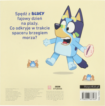 Tylna okładka książki Bluey: Plaża. Bluey ucieka przed krabem, z polskim tekstem 'Spędź z Bluey fajowy dzień'.