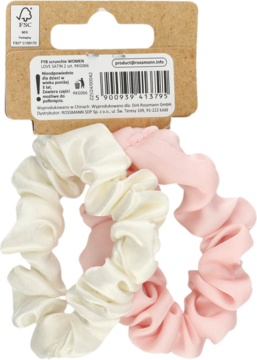 Dwie satynowe gumki scrunchie: kremowa i bladoróżowa, przymocowane do kartonowej etykiety.