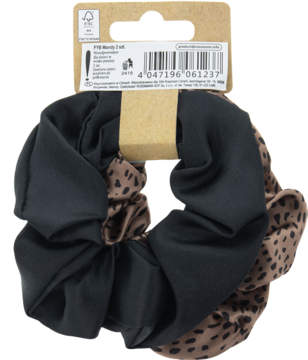 Zestaw dwóch scrunchie: czarna i brązowa w cętki, zawieszone na tekturowej metce, widok z przodu.