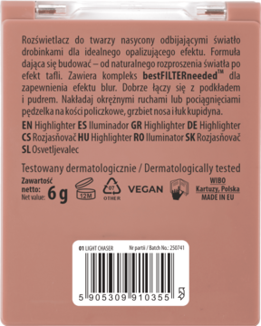 Tył różowego opakowania rozświetlacza NAM 01 Light Chaser. Zawiera opis użycia, wagę 6g, kod i oznaczenie wegańskie.