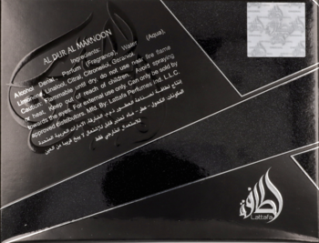 Tył czarnego opakowania perfum Aldoor Al Marsoon z listą składników, ostrzeżeniami i hologramem, widok pod kątem.