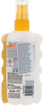 Tył butelki sprayu do opalania Garnier SPF 30, biała z pomarańczowym atomizerem. Widoczna etykieta z informacjami i kod kreskowy.