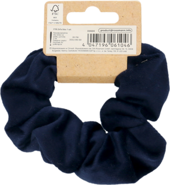 Granatowa aksamitna gumka scrunchie, widok z tyłu, z papierową metką produktu i kodem kreskowym.