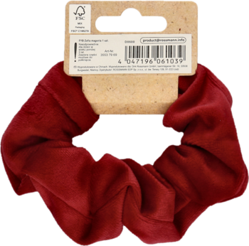 Czerwona, aksamitna gumka scrunchie na tle brązowej metki, z kodem kreskowym. Miękka, nie uszkadza włosów.